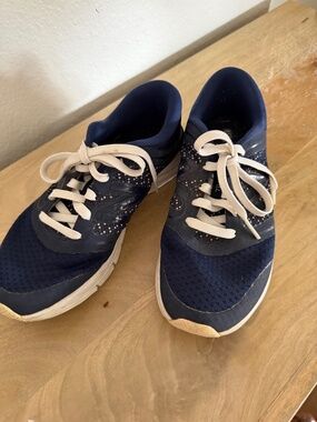 New balance woman’s navy size 6